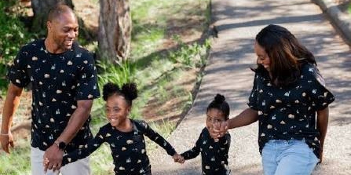 Family Matching Outfits for Instagram-Worthy Family Pictures